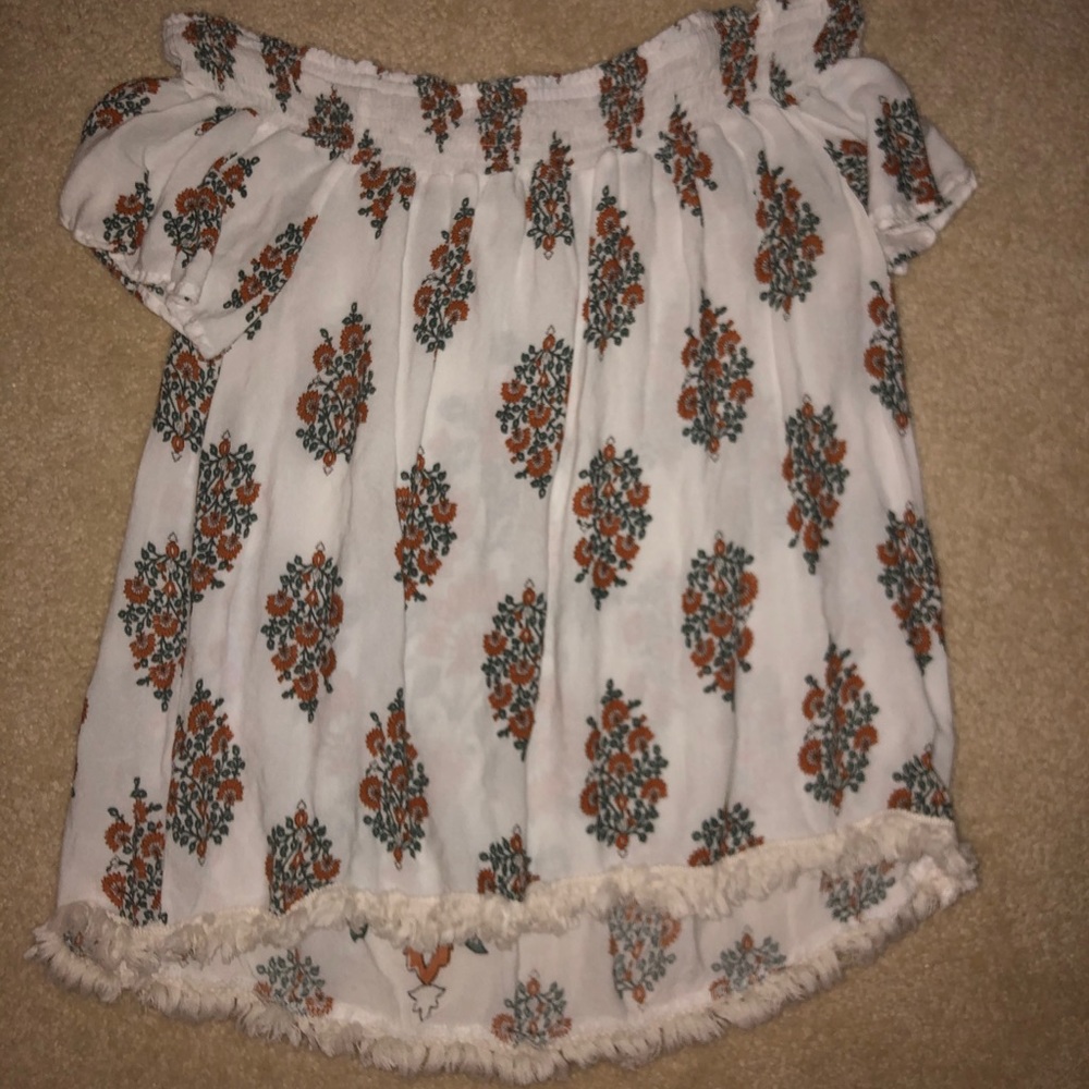 White of the shoulder flower top